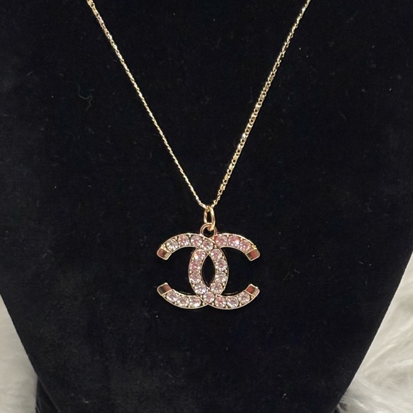 CC stamped zipper pull coated in beautiful rhinestones on unbranded necklace - Picture 1 of 5